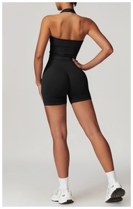 Détail du haut de sport dos nageur sans couture et du short taille haute noir