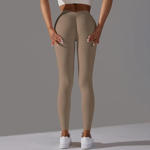 Détail du legging kaki à effet froncé taille haute montrant le design galbant fessier