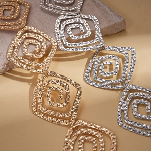 Modernes Set aus gold- und silberfarbenen quadratischen Ohrringen mit Hammerschlag-Optik
