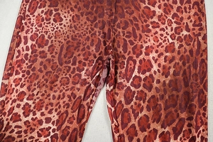 Détail du pantalon en maille imprimé léopard montrant les coutures et la texture