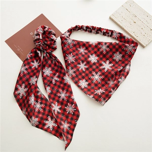 Set bandana natalizia per cani e scrunchie coordinato con motivo a quadri rossi