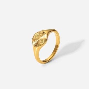 Gros plan sur bague solaire empilable plaquée or 18K avec motif à rayons texturés