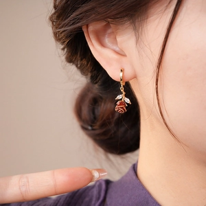 Élégantes boucles d'oreilles rose en plaqué or avec émail rouge et zircons brillants