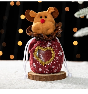 Détail du sac à bonbons de Noël renne rouge avec fenêtre cœur sur socle en bois