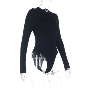 Dettaglio del body nero in maglia a coste con scollo a V e trama delle maniche lunghe