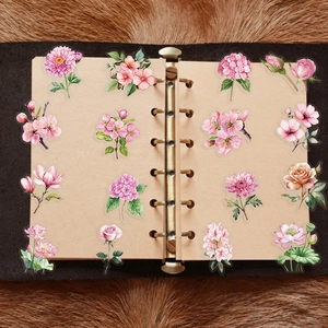50 wasserfeste rosa Blumensticker auf einem Vintage Kraftpapier-Notizbuch