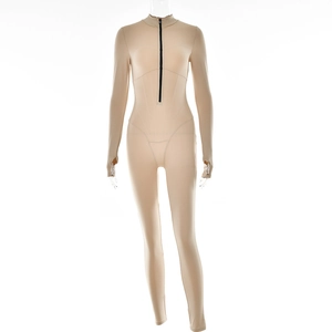 Vorderansicht eines beigen Langarm-Bodysuits mit Frontreißverschluss und Daumenlöchern
