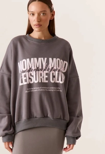 Detailaufnahme des Mommy Mood Leisure Club Aufdrucks auf dunkelgrauem Oversize-Sweatshirt