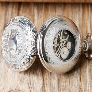 Makro-Detail einer silbernen mechanischen Taschenuhr mit kunstvoller Relief-Gravur