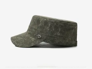 Vue latérale d'une casquette militaire vert armée avec texture délavée et logo en métal