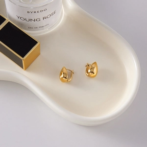 Boucles d'oreilles classiques en forme de goutte d'eau dorées en acier inoxydable