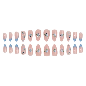 Faux ongles amande avec motif floral myrtille, French bleue et base nude élégante