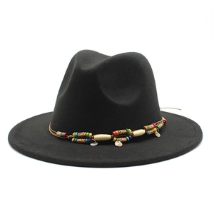 Détail du chapeau en laine noir avec ruban tressé marron, perles et sequins argentés