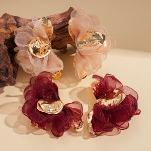Boucles d'oreilles fleurs en mousseline beige et bordeaux avec détails dorés