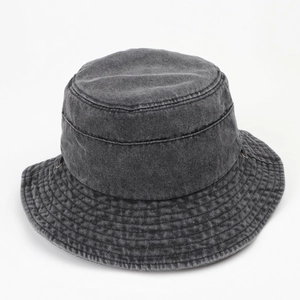 Dettaglio del cappello pescatore in denim grigio con cuciture rinforzate e stile retrò