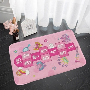 Dettaglio di tappeto in flanella rosa per bambini con campana e motivi della principessa