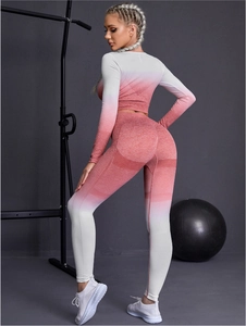 Détail de l'ensemble de yoga dégradé montrant le tissu respirant et la texture push-up