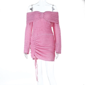 Détail d'une robe rose à épaules dénudées avec texture jacquard et cordons latéraux