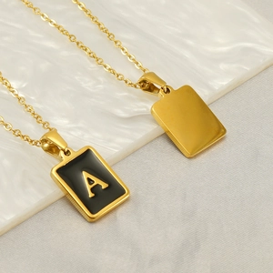 Collier en acier inoxydable doré avec pendentif carré en émail noir et initiale de lettre A