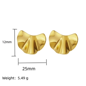 Détail de boucles d'oreilles plissées dorées avec dimensions de 25 mm de large et 12 mm de haut
