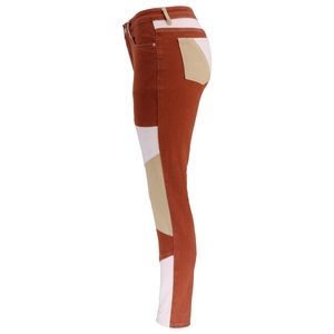 Dettaglio dei pantaloni slim fit con pannelli geometrici marroni e beige a contrasto