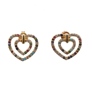 Orecchini a cerchio a cuore dorati con zirconi colorati su sfondo bianco