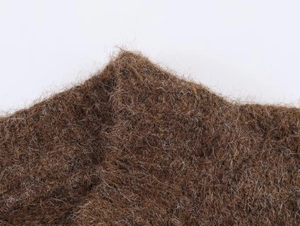Makro-Detail des braunen Wollstrickstoffs mit weicher Faserstruktur an dieser Strickjacke