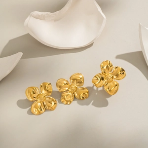 Minimalistische goldene Blumen-Ohrstecker aus glänzendem Edelstahl für einen edlen Look