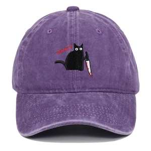 Detaillierte Stickerei einer schwarzen Katze mit Messer und WHAT-Text auf lila Kappe