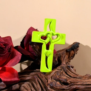Stampo in resina croce verde neon con ritagli a cuore su legno naturale rustico