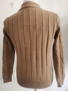 Details der khakifarbene Strickjacke mit vertikalen Rippen und Rautenmuster am Ärmel