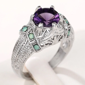 Detaillierte Nahaufnahme eines Vintage-Palastrings mit violettem Edelstein und Silberfiligran