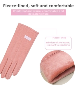 Vue détaillée des gants d'hiver roses avec doublure polaire et étiquette mode