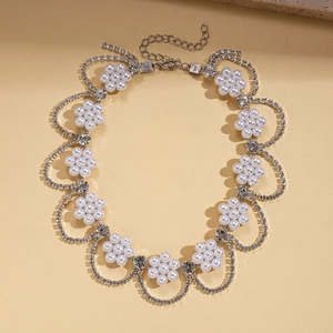 Collier élégant en perles et fleurs de strass avec franges argentées style vintage chic