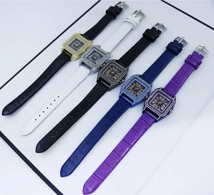 Detailansicht von fünf quadratischen Quarzuhren mit Kristalllünette und Lederarmband-Farben
