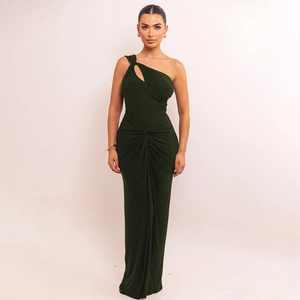 Elegante abito lungo monospalla verde smeraldo in tessuto luccicante con arricciature