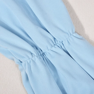 Détail macro de la taille élastique froncée et de la texture en maille de la jupe bleu clair