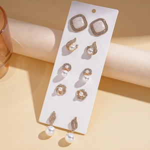 Set di 5 paia di orecchini dorati con perle e strass su scheda di presentazione