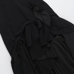 Détail de volants multicouches sur une robe noire à col en V en tissu léger