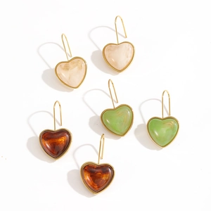 Boucles d'oreilles cœur dorées en résine crème, vert clair et ambre avec crochets