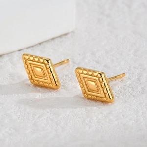 Boucles d'oreilles géométriques dorées en forme de losange avec motifs en relief