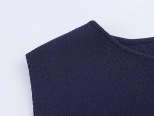 Detailansicht des dunkelblauen ärmellosen Strickkleids mit Fokus auf Schulter und Ausschnitt