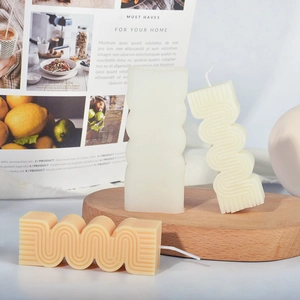 Vela aromática moderna con forma de S sobre soporte de madera decorativo