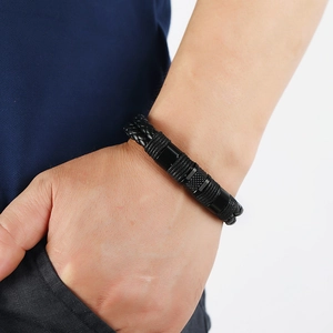 Bracciale minimalista in pelle nera intrecciata da uomo con fibbie magnetiche lucide