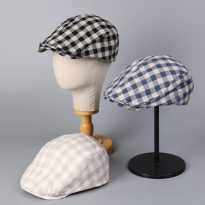 Détail de la casquette plate en mélange de lin lyocell avec motif à carreaux aéré