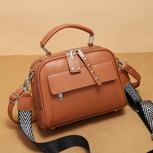Borsa a tracolla da donna in pelle marrone con ampia tracolla geometrica decorativa