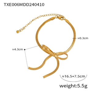 Dettaglio bracciale a catena serpente dorata con design a fiocco e chiusura regolabile