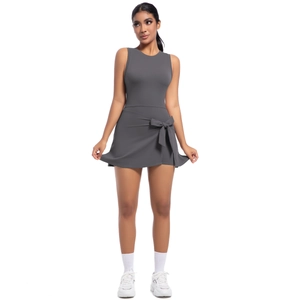 Dettaglio dell'abito da tennis grigio scuro con fiocco in vita e tessuto elasticizzato