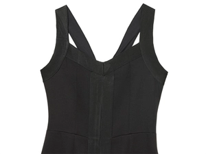Detalle de vestido negro para mujer con escote en V y tirantes cruzados en la espalda abierta