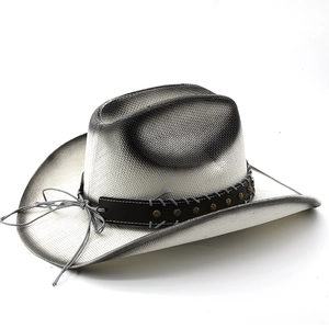 Détail du chapeau de cowboy en paille tressée avec dégradé noir et bande à rivets